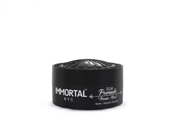 Die Immortal NYC Cream Pomade - "Iconic Man" bietet eine ideale Festigkeit und verleiht dem Haar einen natürlichen Glanz. Die spezielle Formel enthält Inhaltsstoffe, die dazu beitragen, Feuchtigkeit abzuwehren, sodass Ihre Frisur auch nach einem intensiven Training oder einem Tag am Strand makellos bleibt.