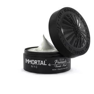 Die Immortal NYC Cream Pomade - "Iconic Man" bietet eine ideale Festigkeit und verleiht dem Haar einen natürlichen Glanz. Die spezielle Formel enthält Inhaltsstoffe, die dazu beitragen, Feuchtigkeit abzuwehren, sodass Ihre Frisur auch nach einem intensiven Training oder einem Tag am Strand makellos bleibt.