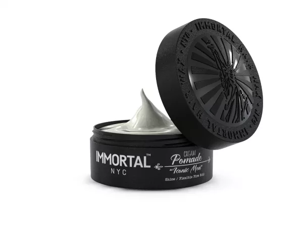 Die Immortal NYC Cream Pomade - "Iconic Man" bietet eine ideale Festigkeit und verleiht dem Haar einen natürlichen Glanz. Die spezielle Formel enthält Inhaltsstoffe, die dazu beitragen, Feuchtigkeit abzuwehren, sodass Ihre Frisur auch nach einem intensiven Training oder einem Tag am Strand makellos bleibt.