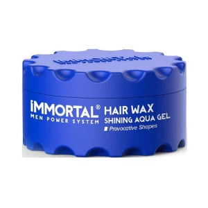 Immortal Hair Wax Shining Aqua Gel ist ein Haarstyling-Produkt, von Marke Immortal, das speziell entwickelt wurde, um Glanz und Definition ins Haar zu bringen. Es handelt sich um ein Gel mit wachsähnlicher Konsistenz, das das Haar formt und ihm einen glänzenden Effekt verleiht. Im Gegensatz zu traditionellem Haarwachs hat das Shining Aqua Gel eine leichtere Textur und eine wässrigere Konsistenz, wodurch es einfacher im Haar zu verteilen ist. Die speziell gewählte Formel sorgt für Glanz und extreme Fixierung.