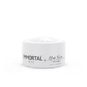 Immortal NYC Aventus Hair Wax ist ein mühelos aufzutragendes Wachs, das dem Haar zusätzliche Festigkeit verleiht und einen bemerkenswerten Glanz erzeugt. Es bietet nicht nur Halt und Definition für einzelne Haarsträhnen, sondern kreiert auch ein selbstbewusstes und dennoch elegant wirkendes Erscheinungsbild. Dieses Wachs zeichnet sich durch eine starke Haltekraft aus, bewertet mit 8 von 9 auf der Haltbarkeitsskala.