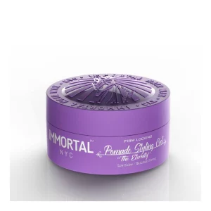 Das Immortal Nyc Pomade Styling Gel "The Eternity" überzeugt durch seine geschmeidige Textur, die eine ideale Kombination aus Pomade und Gel bietet. Es eignet sich perfekt für dynamische und faszinierende Frisuren, die das Haar betonen, ohne ein fettiges Erscheinungsbild zu hinterlassen. Zudem schützt es das Haar über einen längeren Zeitraum vor Feuchtigkeitseinwirkungen. Eine beeindruckende Mischung von Essenzen umhüllt all dies mit einem tiefen und markanten, weltweit bekannten Duft.