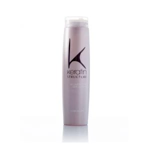 Keratin Structure Shampoo, regenerierendes Aufbau-Shampoo, das speziell entwickelt wurde, um geschädigtes Haar zu reparieren und zu stärken. Das Keratin Structure Shampoo wird verwendet, um das Haar von Schmutz, überschüssigem Öl und Stylingrückständen zu reinigen. Es enthält Keratin und andere pflegende Inhaltsstoffe, die helfen, das Haar zu revitalisieren und seine Struktur zu verbessern. Das Shampoo reduziert den Haarbruch und das Haar insgesamt gesünder aussehen lässt.