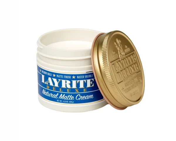 Die Layrite Natural Matte Pomade hat eine mittlere Festigkeit, die es ermöglicht, das Haar zu stylen und gleichzeitig Flexibilität zu bewahren.