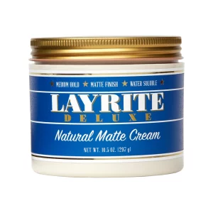 Die Layrite Natural Matte Pomade hat eine mittlere Festigkeit, die es ermöglicht, das Haar zu stylen und gleichzeitig Flexibilität zu bewahren.