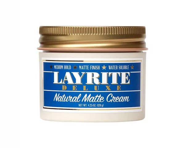 Die Layrite Natural Matte Pomade hat eine mittlere Festigkeit, die es ermöglicht, das Haar zu stylen und gleichzeitig Flexibilität zu bewahren.