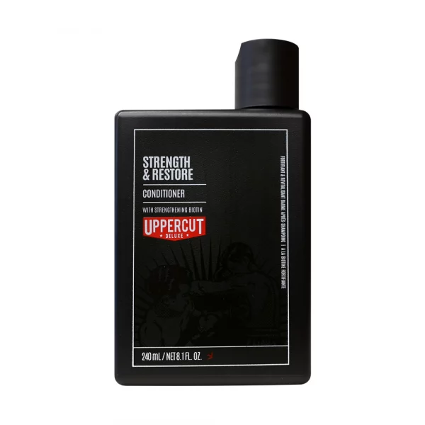 Uppercut Deluxe Strength and Restore Conditioner spendet Feuchtigkeit, stärkt und baut geschädigtes Haar wieder auf.