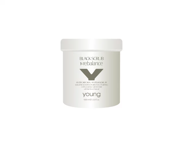 Young Y-Rebalance Black Scrub, der italienischen Marke Young, Antischuppen-Peeling mit Bambuskohle, vor dem Shampoo anwenden. Es befreit die Kopfhaut mühelos von Schuppenrückständen und überschüssigem Talg, während es gründlich reinigt.