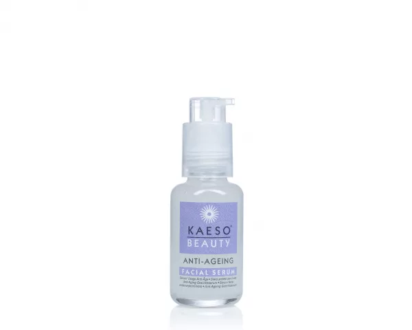 Kaeso Beauty Anti-Aging Serum, ein Serum von Kaeso, das speziell entwickelt wurde, um die Anzeichen der Hautalterung zu bekämpfen und die Haut zu pflegen. Das Anti-Aging Serum enthält eine konzentrierte Formulierung mit Wirkstoffen, die dazu beitragen, das Erscheinungsbild von feinen Linien, Falten und Hautunregelmäßigkeiten zu reduzieren und die Haut straffer und glatter erscheinen zu lassen.