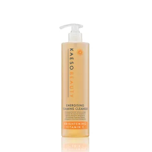 Kaeso Beauty Vitamin C Foaming Cleanser, energiespendender Gesichtsreiniger von Kaeso, der mit Vitamin C & E formuliert ist. Der Foaming Cleanser ist darauf ausgelegt, Schmutz, überschüssiges Öl und Unreinheiten von der Haut zu entfernen und gleichzeitig die Vorteile von Vitamin C zu bieten. Vitamin C ist bekannt für seine aufhellenden und antioxidativen Eigenschaften, die helfen können, den Hautton zu verbessern und die Haut vor Schäden durch freie Radikale zu schützen.