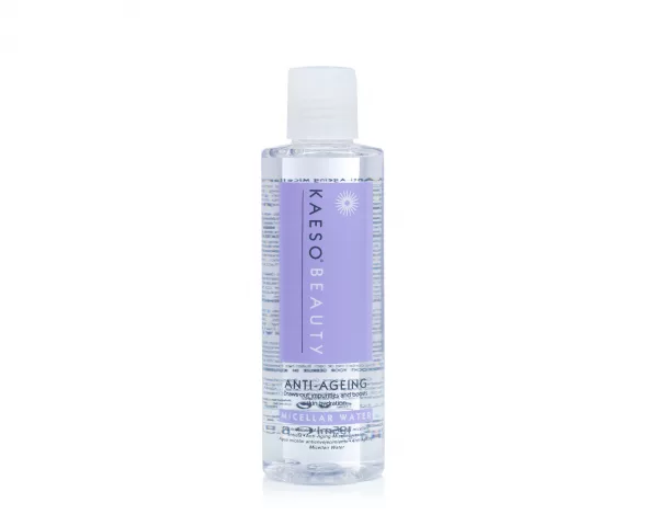 Kaeso Beauty Anti-Ageing Micellar Water, ein Mizellenwasser von Kaeso, das speziell entwickelt wurde, um Make-up, Schmutz und Unreinheiten sanft von der Haut zu entfernen. Es enthält Anti-Aging-Wirkstoffe, die dazu beitragen, die Anzeichen der Hautalterung zu reduzieren und die Haut zu pflegen. Das Micellar Water verwendet Mizellen-Technologie, bei der winzige Moleküle namens Mizellen Schmutz und Fett einschließen und sanft von der Haut abtragen.