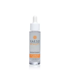 Kaeso Beauty Vitamin C Drops, Tropfen von Kaeso, die mit Vitamin C angereichert sind. Die Vitamin C Drops werden verwendet, um der Haut eine zusätzliche Dosis von Vitamin C zu geben und die Vorteile dieses Wirkstoffs zu nutzen. Vitamin C ist bekannt für seine antioxidativen Eigenschaften, die hilft, die Haut vor Schäden durch freie Radikale zu schützen und den Hautton aufzuhellen.