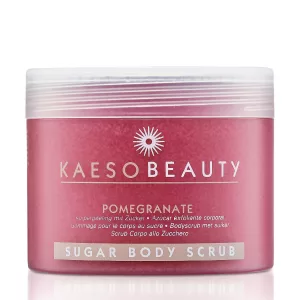 Kaeso Beauty Sugar Body Scrub, mit Granatapfel, handelt sich dabei um ein Körperpeeling von Kaeso, das dazu dient, abgestorbene Hautzellen zu entfernen und die Haut zu glätten. Granatapfel und Vitamin E spenden Feuchtigkeit und wirken nicht nur auf die Haut, sondern auch auf die Sinne belebend. Die Haut fühlt sich glatt und geschmeidig an.