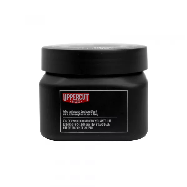 Uppercut Deluxe Shave Cream, von der australischen Marke Uppercut, sorgt für einen schnell entstehenden cremigen Schaum für eine gründliche und angenehme Rasur. Es enthält eine speziell entwickelte beruhigende Komplexmischung, die Rasurbrand verhindert und die Haut mit Feuchtigkeit versorgt.