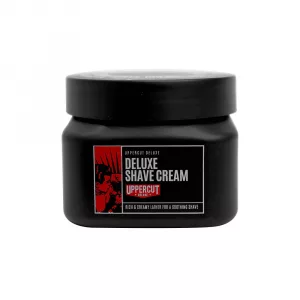 Uppercut Deluxe Shave Cream, von der australischen Marke Uppercut, sorgt für einen schnell entstehenden cremigen Schaum für eine gründliche und angenehme Rasur. Es enthält eine speziell entwickelte beruhigende Komplexmischung, die Rasurbrand verhindert und die Haut mit Feuchtigkeit versorgt.