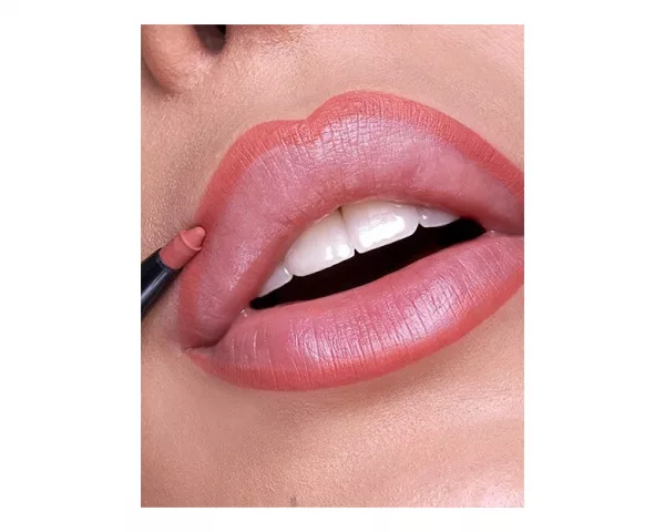 OUTLINE WATERPROOF LIP PENCIL ist ein einziehbarer Stift, der bereits beim ersten Auftrag eine intensive und fließende Lippenkontur erzeugt.