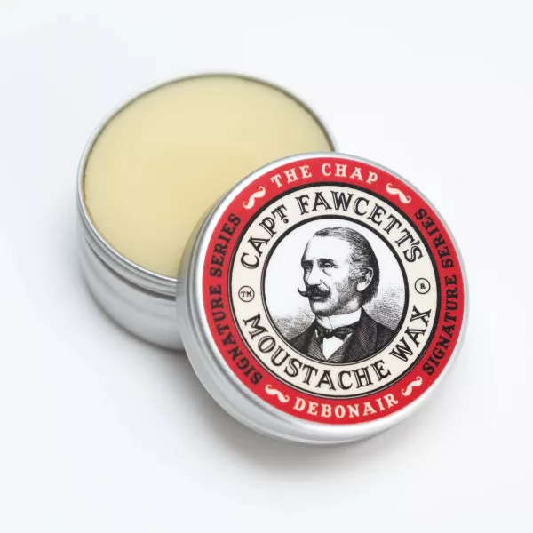 "The Chap: Debonair Moustache Wax" für schneidige Kerle mit ihren Brogues in den Highlands und ihren Herzen in der Savile Row. Die erfolgreiche Zusammenarbeit zwischen Captain Fawcett und der vierteljährlichen Zeitschrift des angesehenen Gentleman hat zu einem äußerst geschmeidigen Schnurrbartwachs geführt. Dieses erinnert an den süßen Rauch einer Bruyère-Pfeife, wie er von einem Herrn genossen wird, der gemütlich in seinem Clubsessel sitzt oder an lauen Sommerabenden auf der Veranda entspannt.