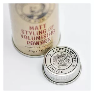 Captain Fawcetts Expedition Reserve Matt Styling &Volumising Hair Powder ist eine maßgeschneiderte Mischung, die ein vielseitiges Haarstyling ermöglicht.