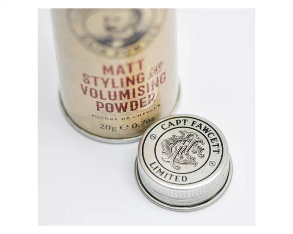 Captain Fawcetts Expedition Reserve Matt Styling &Volumising Hair Powder ist eine maßgeschneiderte Mischung, die ein vielseitiges Haarstyling ermöglicht.