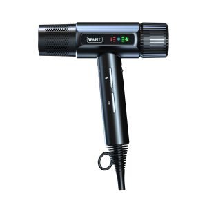 WAHL VANQUISH SmoothTone™ – Extrem leise Der sanfte bürstenlose Motor reduziert den Geräuschpegel für ein angenehmes Trocknungserlebnis. FlowControl – Trocknet das Haar gleichmäßig Die Technologie erzeugt einen kontrollierten Luftstrom, der das Haar gleichmäßig trocknet und die Trockenzeit verkürzt.